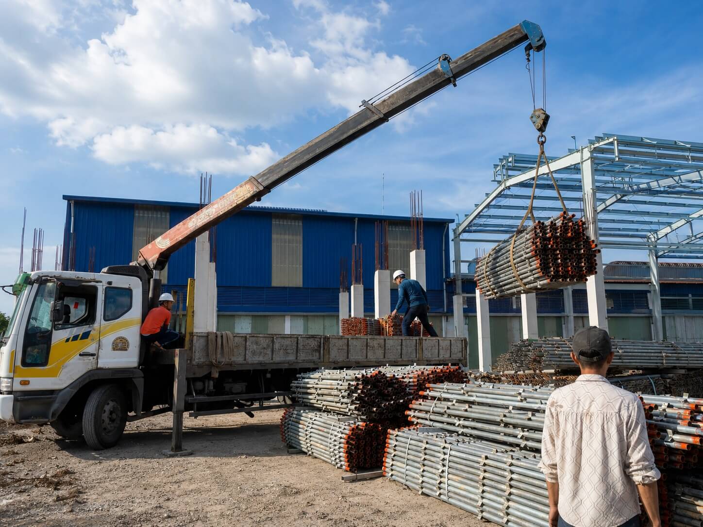 Xe giao giàn giáo đến công trình